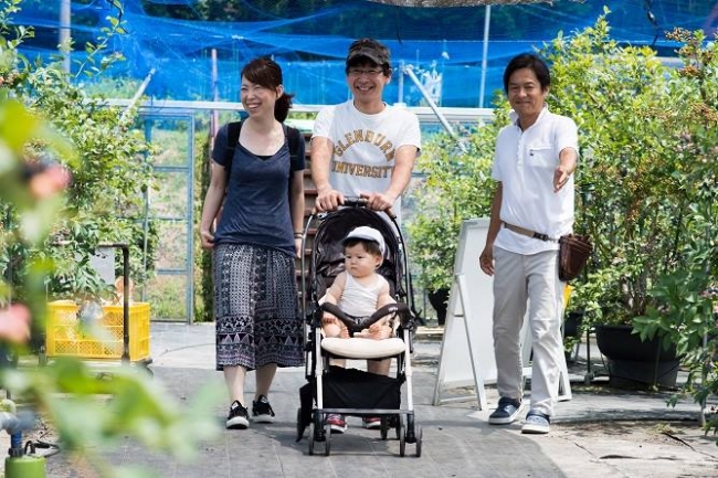 ベビーカーでもハイヒールでも行ける農園。右が著者ベビーカーでもハイヒールでも行ける農園。右が著者