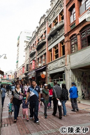 台湾屈指の繁華街・西門街の商店街には服飾からオモチャまで何でもあり。子供たちも自由に散歩