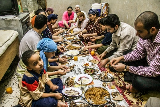 ラマダン中の家庭での食事風景