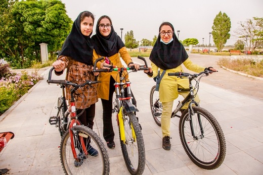 イラン　サイクリングを楽しむ女子高生たち