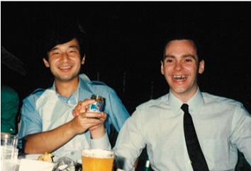 著者が輸入していたにおいの残らないニンニクを手にする陛下