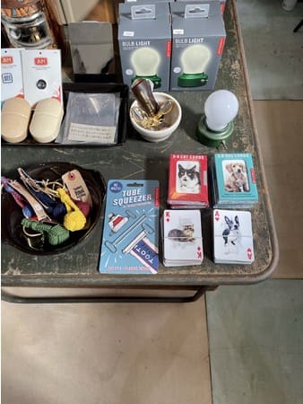 金沢にある生活雑貨店「ベンリーズアンドジョブ」。店主の一押しコーナーを作ることで、その店の個性が出る、と話してくれた。