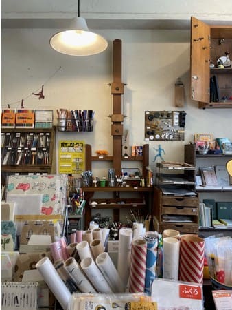 東京の「サブロ」は文房具店。他では手に入らない文房具を揃えているほか、オリジナル商品の開発も行なっている。