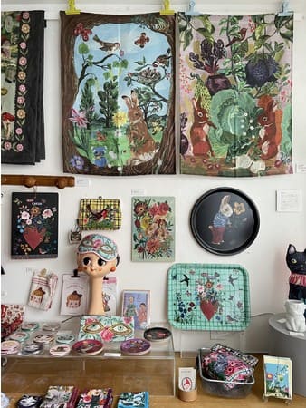 東京の「ギャラリー・ドゥ・ディマンシュ」はアーティストグッズを扱う店。アーティストのエージェント、出版社としての顔も持つ。