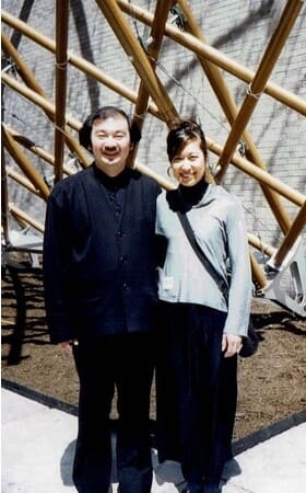 夫の建築家・坂茂さんと。ニューヨークMoMAにて。
