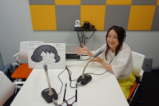 ABCラジオスタジオにて　山本さほさん（左）、植田佳奈さん（右）