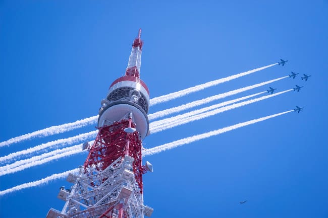 2020年5月29日、東京タワー上空を飛ぶ、医療従事者への感謝と 敬意を示すブルーインパルス。