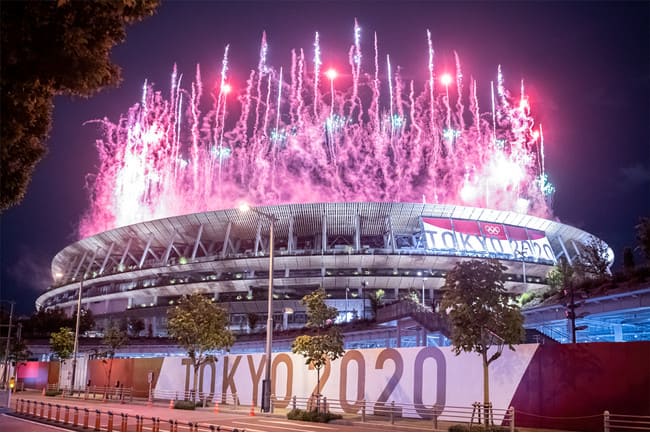 2021年7月23日、東京五輪開会式、花火が上がる国立競技場。