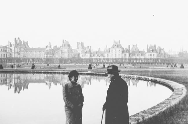 パリ郊外・フォンテーヌブロー宮殿をバックに立つ白洲正子と吉田茂