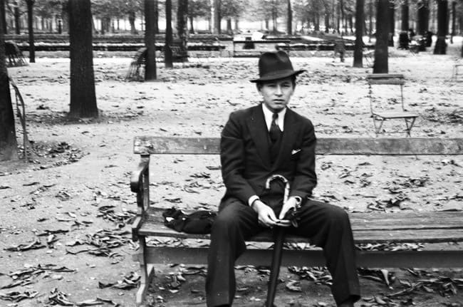 パリ・リュクサンブール公園のベンチに座る白洲次郎（※白洲正子撮影と思われる）