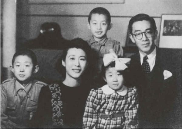 ▲洋子さん三歳ぐらいのころ、上海で父・龍太郎さんと母・章子さん、二人の兄と共に撮影した家族写真