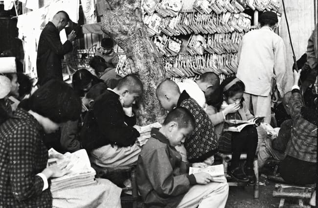 台湾の貸本屋台の様子 （王雙福さん撮影、1950 ～60年代／高雄市立歴史博物館提供）