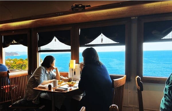 “海の京都を走るレストラン”と人気の「くろまつ号」にも乗車、食事を楽しめます（イメージ）