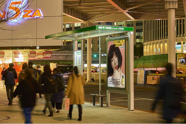 東京主要バス停への広告　※画像はイメージです。