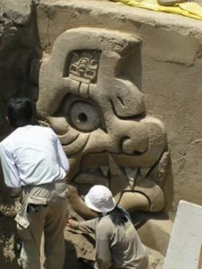 ▲ワカ・パルティーダ神殿遺跡のレリーフ。頭部だけで高さ1.6mにもなる（2005年 Marco Rivas撮影）