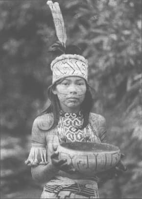 第7章『文字は皮膚に記憶されている』より、顔と体に模様を施したペルーの先住民ピーロの少女