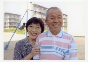 西畑保さん（右）は、妻の皎子（きょうこ）さんに感謝を伝えるためにラブレターを書く決意をした。